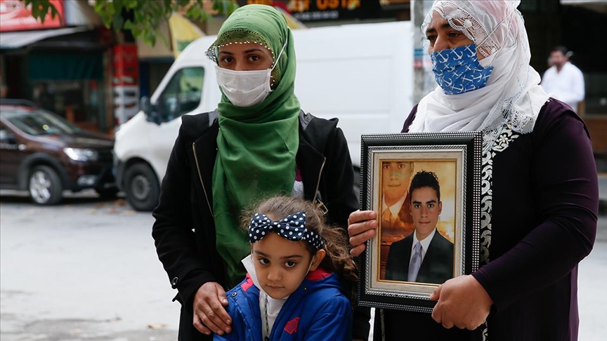 İzmir'de HDP önündeki evlat nöbetine bir aile daha katıldı