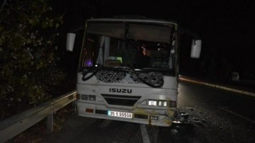 İzmir&rsquo;de iki servis aracı çarpıştı: 17 yaralı