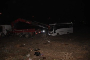 İzmir'de işçileri taşıyan iki midibüs çarpıştı: 5'i ağır 45 yaralı