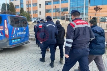 İzmir'de jandarmadan firari operasyonu: 10 firari zanlı yakalandı