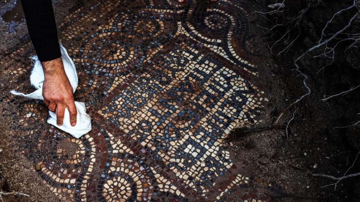 İzmir'de kaçak kazı sırasında manastır ve 1500 yıllık mozaik bulundu