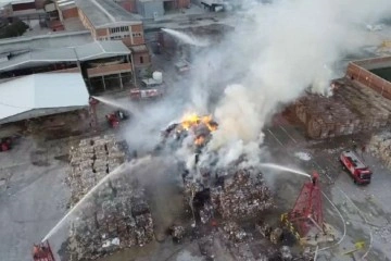 İzmir’de kağıt depolama alanında yangın