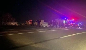 İzmir'de kamyonet ile minibüs çarpıştı: 1 ölü, 3 yaralı