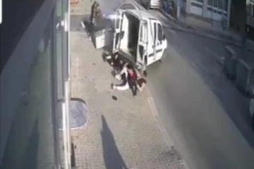 İzmir&rsquo;de kazada savrulan aracın yayalara &ccedil;arptığı anlar kamerada