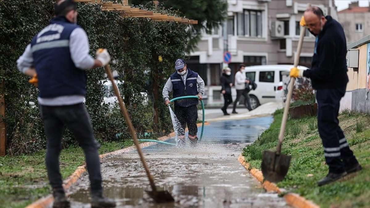İzmir'de kuvvetli yağışın ardından yaralar sarılıyor