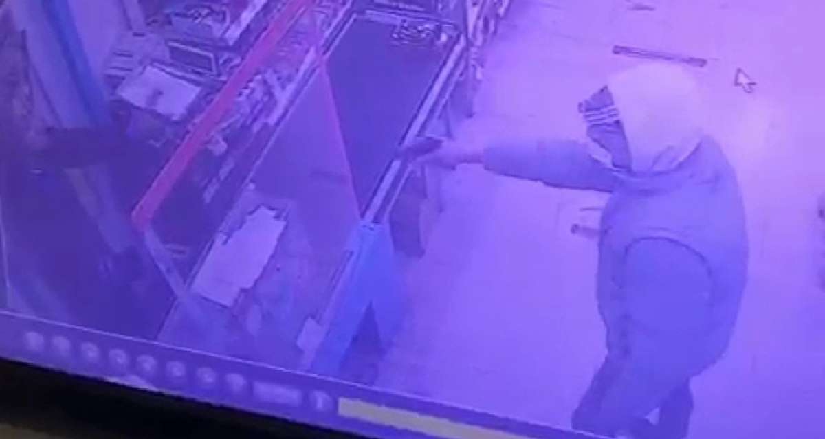 İzmir'de marketteki silahlı soygun girişimi kamerada