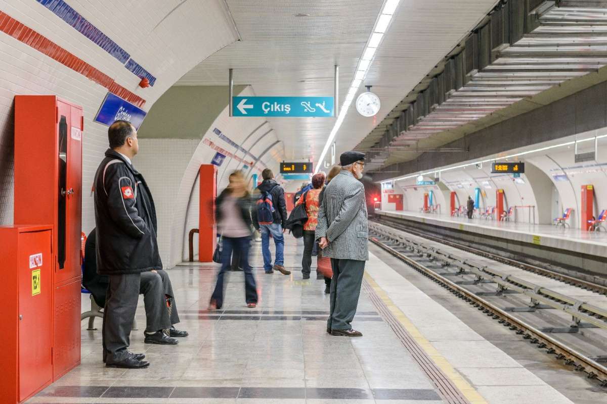İzmir'de metro istasyonlarında ücretsiz internet dönemi başladı