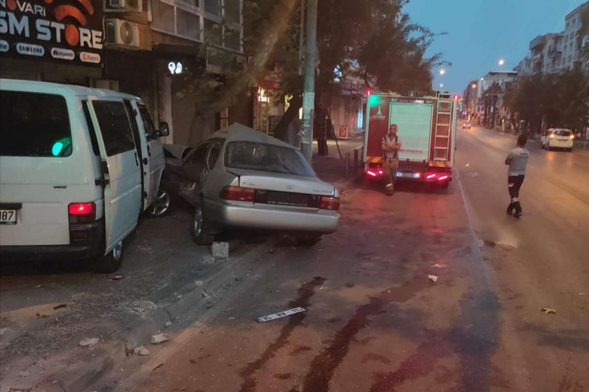İzmir'de minibüsün otomobile çarptığı kazada 1 kişi hayatını kaybetti