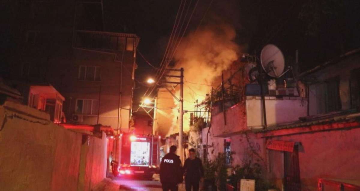 İzmir'de müstakil ev alev alev yandı: 1 yaralı