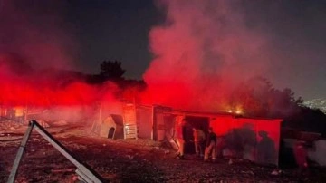 İzmir'de ormanlık alanda çıkan yangında 4 baraka kullanılamaz hale geldi