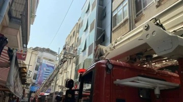 İzmir'de otelde yangın: 5 kişi dumandan etkilendi