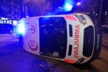 İzmir’de otomobil ile çarpışan ambulans yan yattı: 3 yaralı