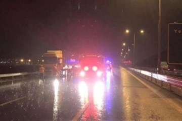 İzmir’de otomobil tırın dorsesine çarptı: 1 ölü