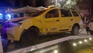 İzmir'de otomobille çarpışan taksinin şoförü hayatını kaybetti