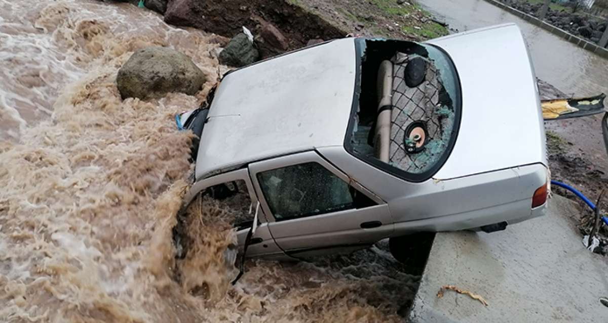 İzmir'de park halindeki araç sel sularına teslim oldu