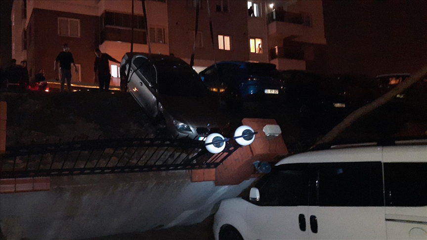 İzmir'de sağanak nedeniyle çöken istinat duvarı 29 araca zarar verdi