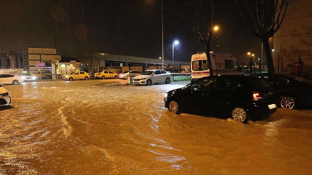 İzmir'de sağanak su birikintilerine neden oldu