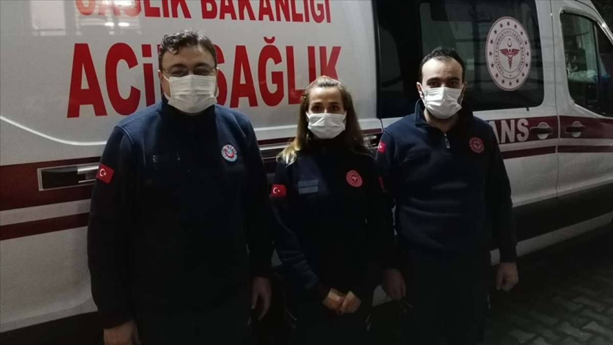 İzmir'de sağlık çalışanı beline kadar gelen suyu aşıp hastasına müdahale etti