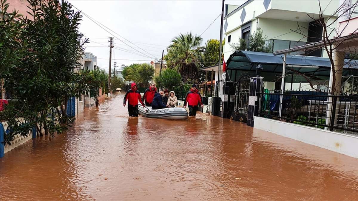 İzmir'de sel sularının tahliyesinin ardından hasar tespit çalışmalarına başlanacak