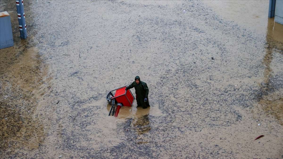 İzmir'de selden zarar gören 1228 aileye nakdi yardım dağıtılıyor