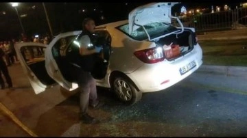 İzmir&rsquo;de seyir halindeki otomobile silahlı saldırı: 1 ölü, 1 yaralı