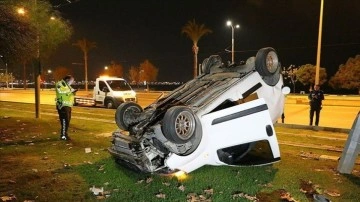İzmir’de takla atan aracın sürücüsü olay yerinden kaçtı