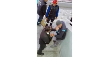 İzmir’de temizlik görevlisine tokatlı saldırı kameraya yansıdı
