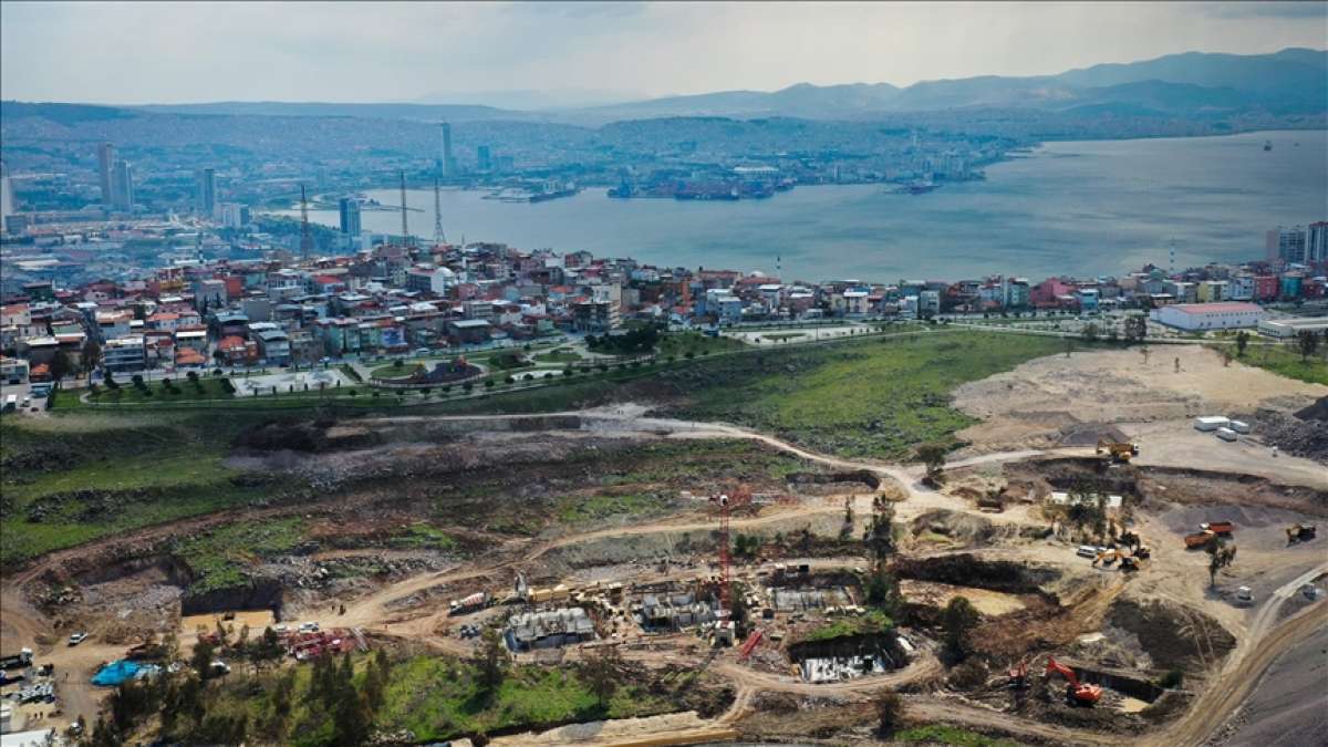 İzmir'de TOKİ tarafından depremzedeler için yapılan konutlar yükselmeye başladı