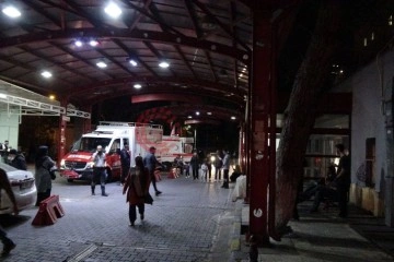 İzmir’de trafikte yol verme kavgası: 2’si ağır 4 yaralı
