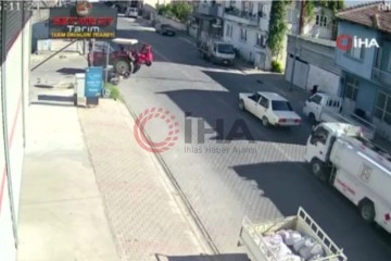 İzmir’de traktör ile motosikletin karıştığı kaza kamerada