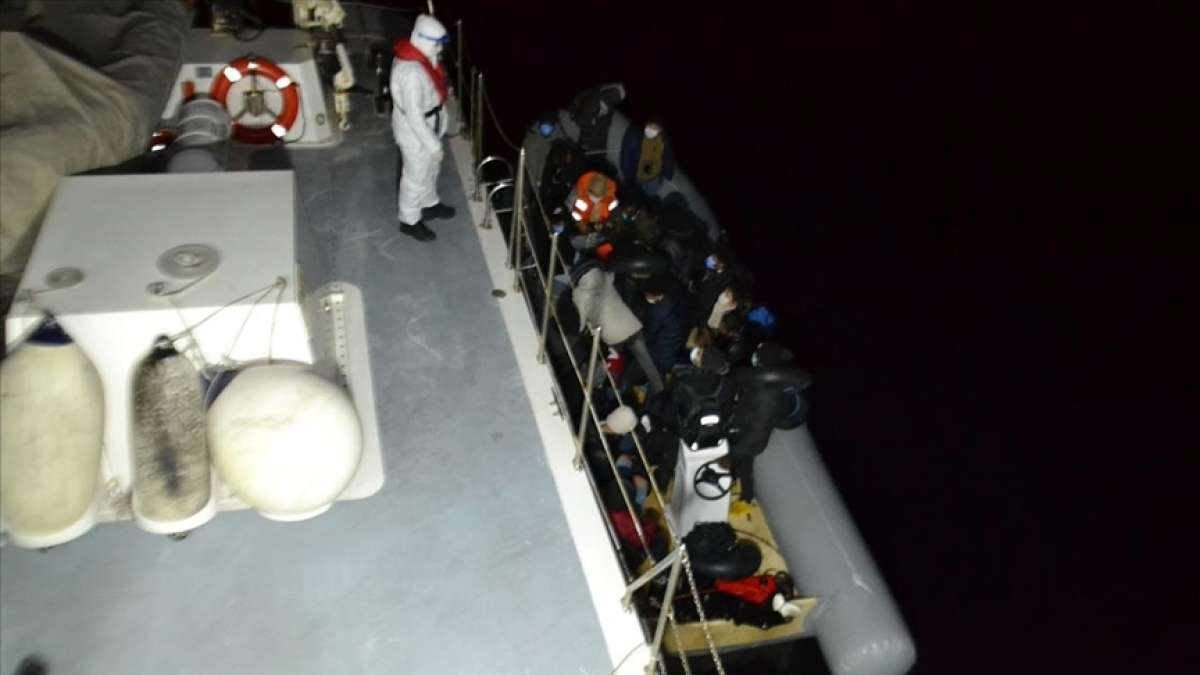 İzmir'de Türk kara sularına geri itilen 19 göçmen kurtarıldı