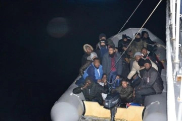 İzmir’de Türk kara sularına geri itilen 274 düzensiz göçmen kurtarıldı