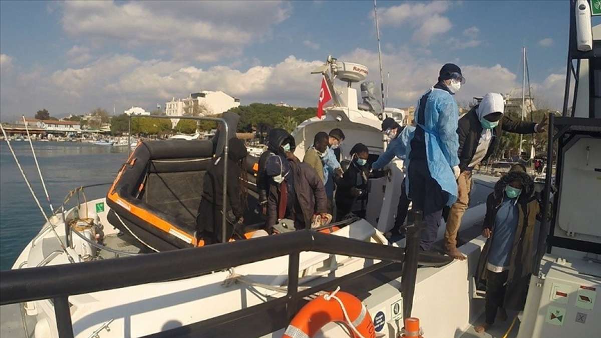 İzmir'de Türk kara sularına geri itilen 53 göçmen kurtarıldı