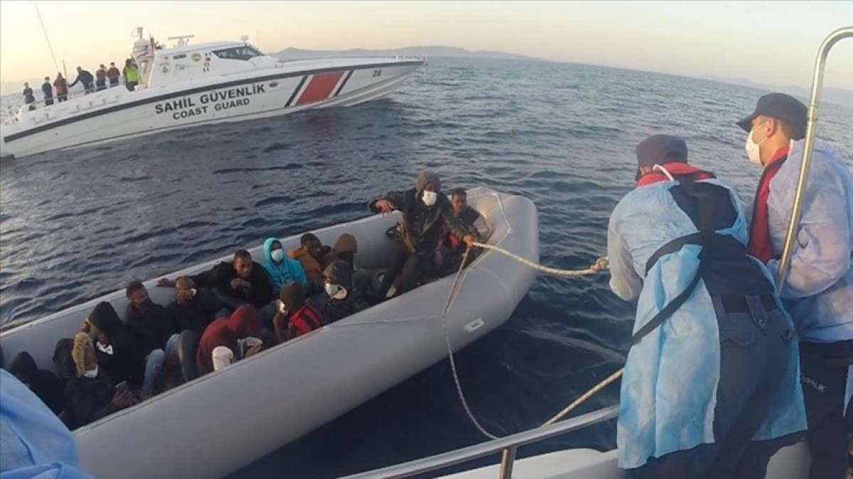 İzmir'de Türk kara sularına itilen 21 sığınmacı kurtarıldı