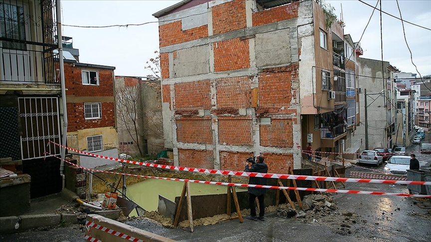 İzmir'de yağış nedeniyle kayma riski olan bina tahliye edildi