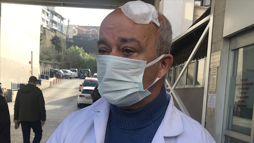 İzmir'de yakınına 'maske' uyarısında bulunan doktoru darbettiği öne sürülen kişi göza