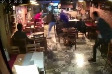 İzmir&rsquo;deki depremde herkes ka&ccedil;ıştı, o yerinden kıpırdamadı