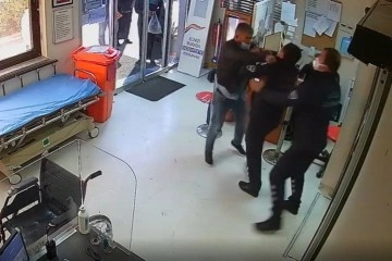 İzmir'deki hastanede güvenlik görevlilerine saldırı kamerada