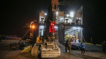 İzmir'den asrın felaketinin yaşandığı bölgeye yardım getiren gemi İskenderun'a ulaştı