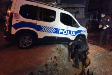 İzmir’i sağanak vurdu: Polis aracı çöken yolun içine düştü