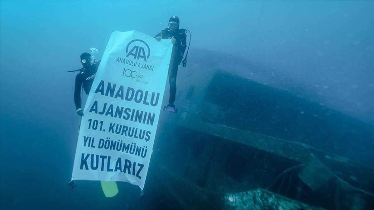 İzmirli dalgıçlar AA'nın 101. kuruluş yıl dönümünü 30 metre derinde açtıkları pankartla kutladı