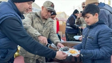 Jandarma Genel Komutanı Orgeneral Çetin, Adıyaman'da depremzedeleri ziyaret etti