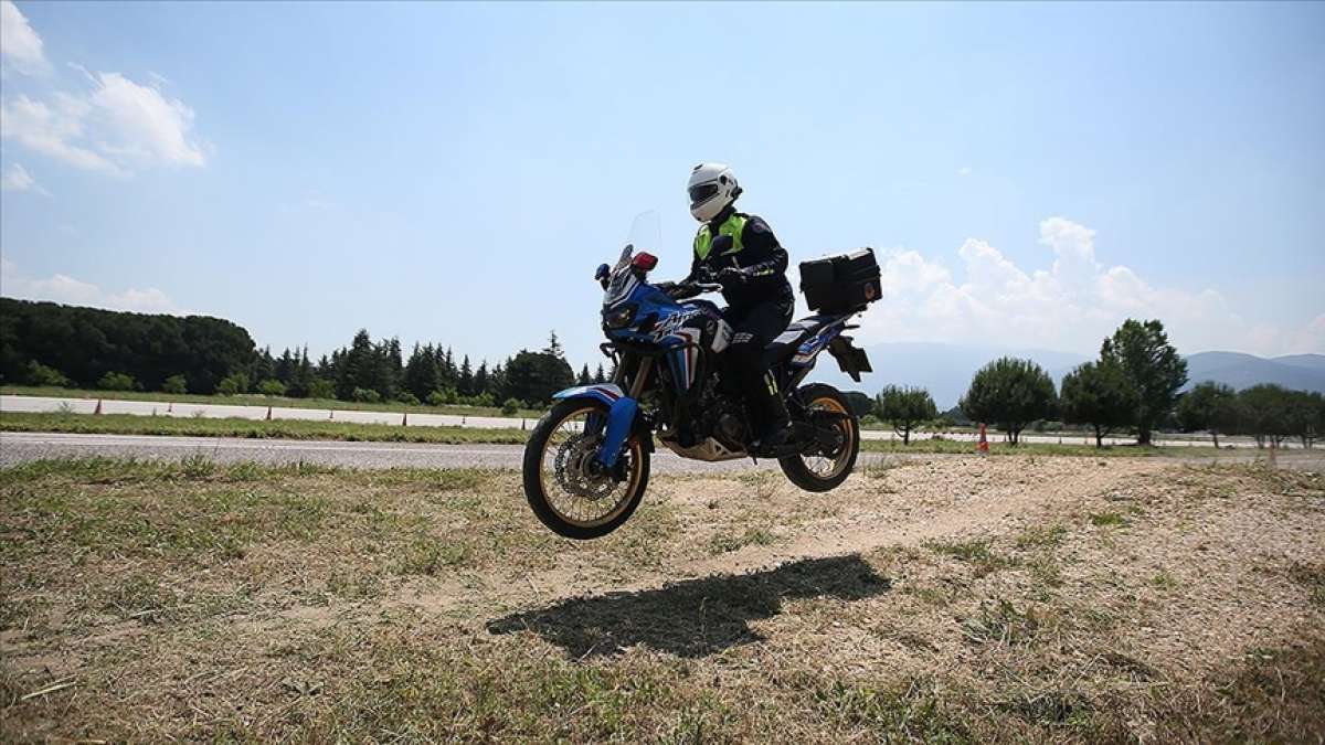 Jandarmanın motosikletli trafik ve asayiş timleri Bursa'da yetişiyor