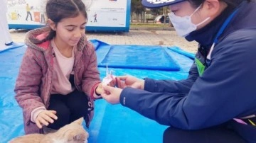 Japon ekip depremzede çocuklara böyle moral verdi