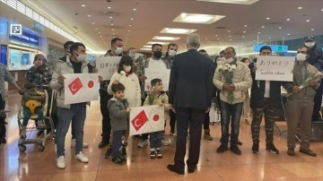 Japonya'da gurbetçiler, Türkiye'den dönen Japon arama kurtarma ekibini alkışlarla karşılad