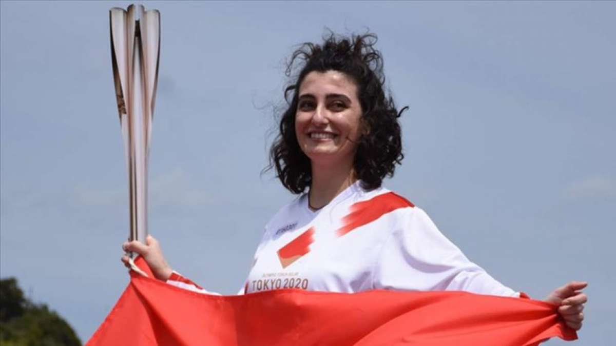 Japonyada Türk kızı Durna Özkaya, olimpiyat meşalesini taşıdı