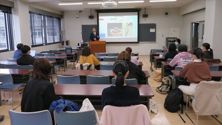Japonya’da üniversite öğrencilerine ezan semineri