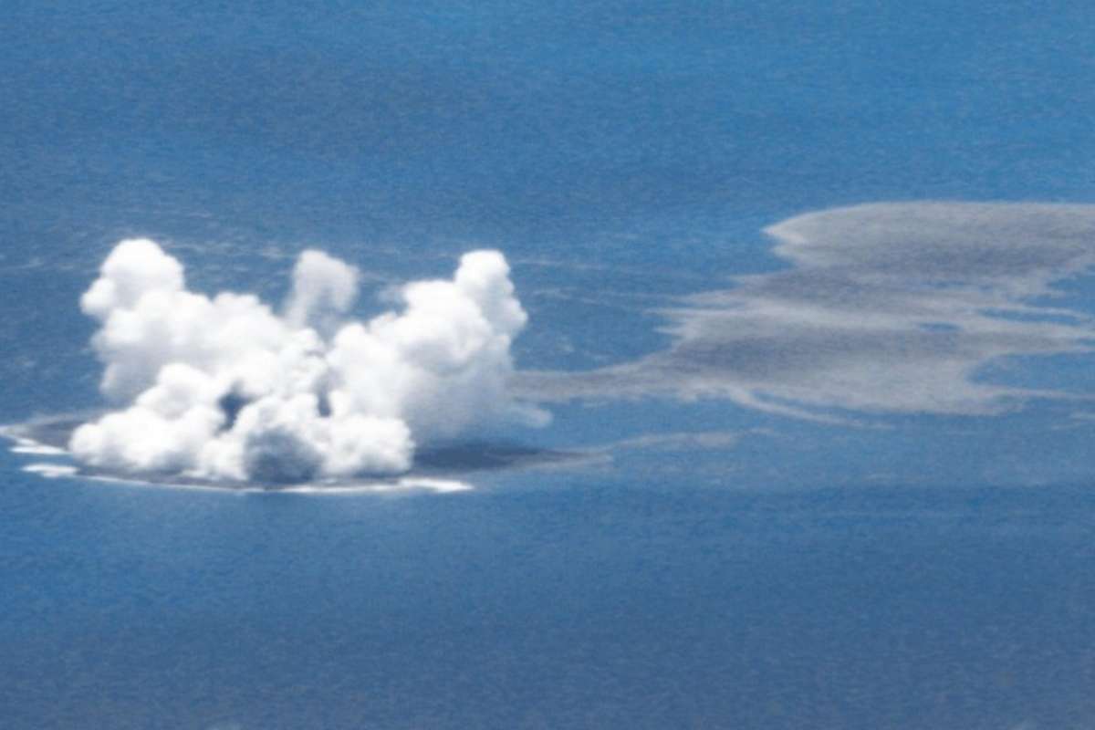 Japonya'da volkanik patlama sonrası yeni bir ada keşfedildi