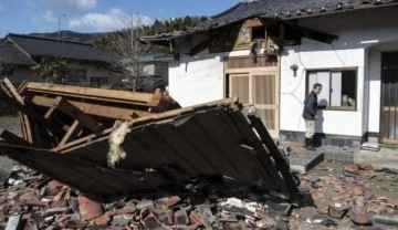 Japonya'daki 7,4'lük depremde 4 kişi öldü