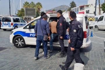 Ka&ccedil;ak binaları yıkılınca belediye binasına baskın yaptılar